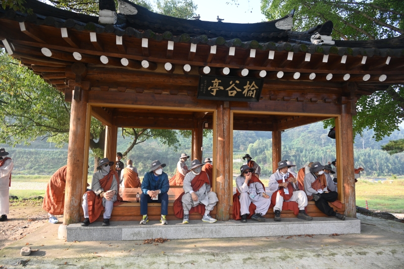 DSC_9029 순례중 유곡 마을에서 숨을 돌리고 있는 순례대중